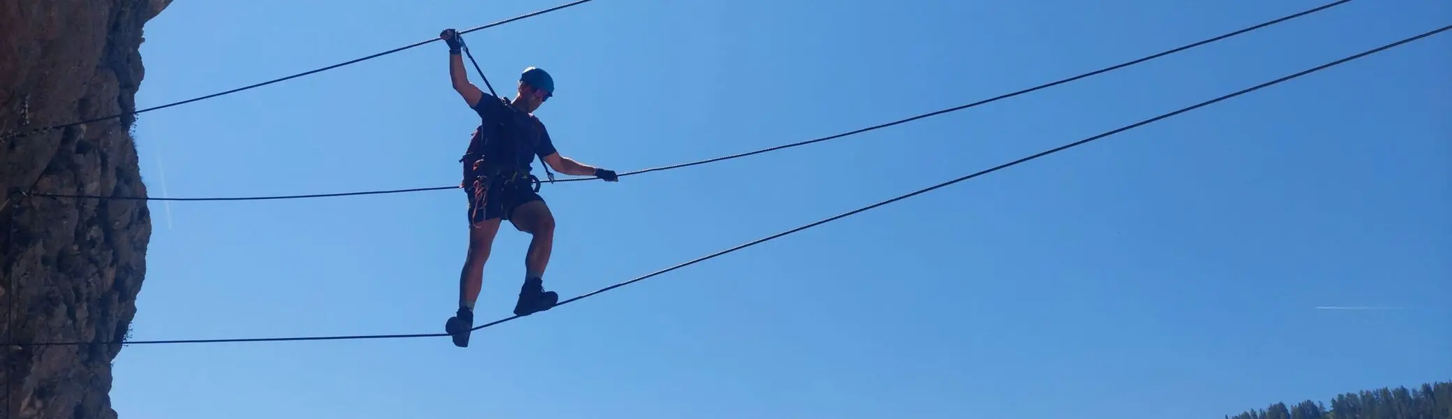 Max auf der schwankenden Seilbrücke in luftiger Höhe | © Isabell Karl