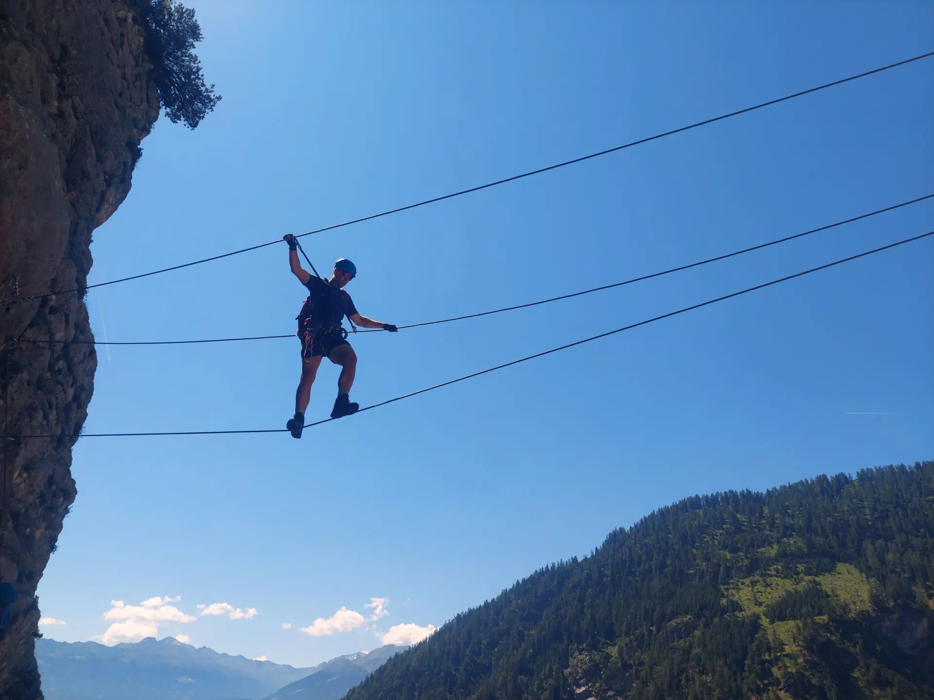 Max auf der schwankenden Seilbrücke in luftiger Höhe | © Isabell Karl