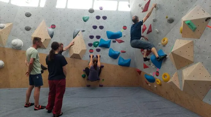 Üben in der Boulderhalle | © Isabell Karl