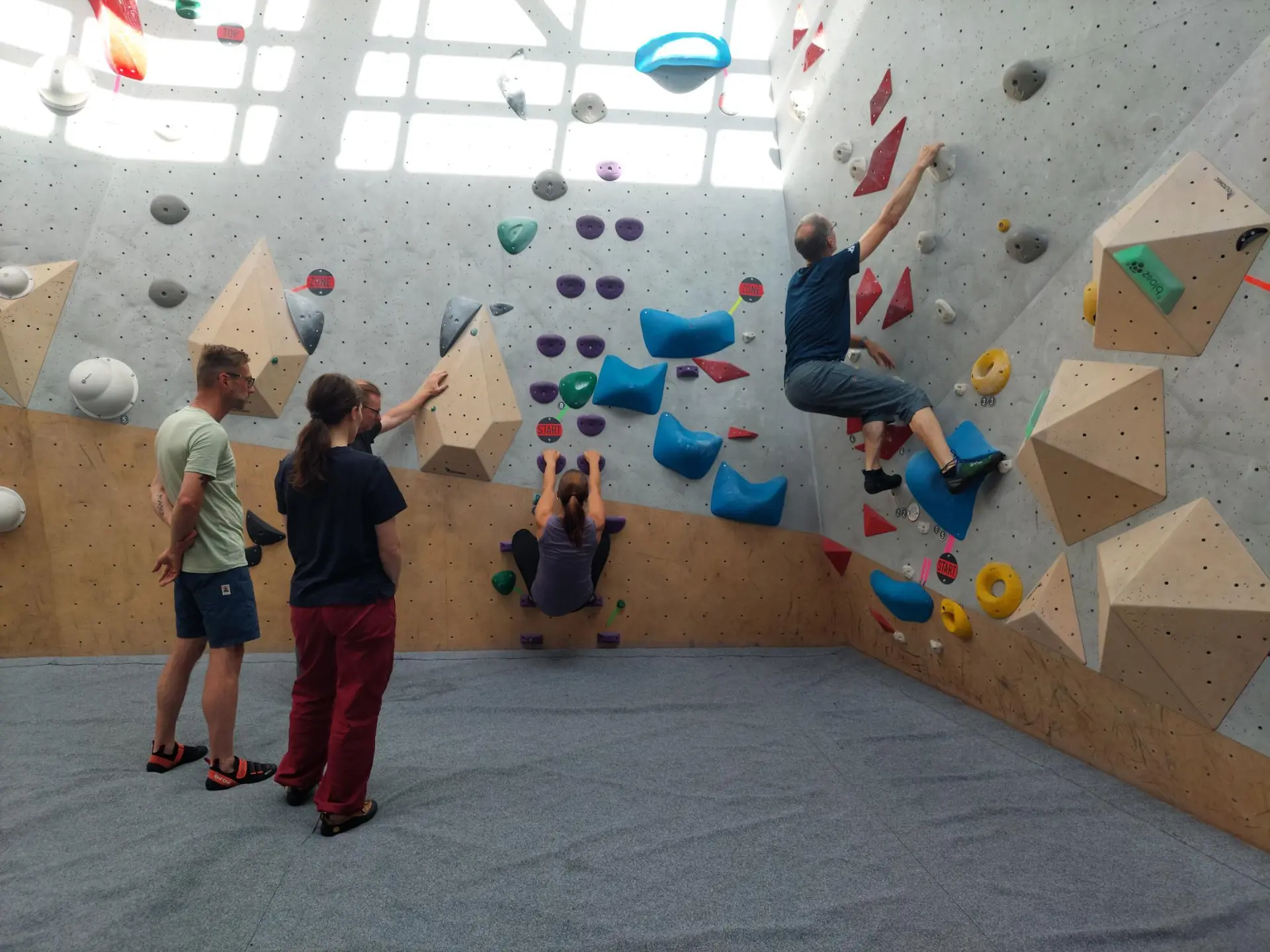Üben in der Boulderhalle | © Isabell Karl