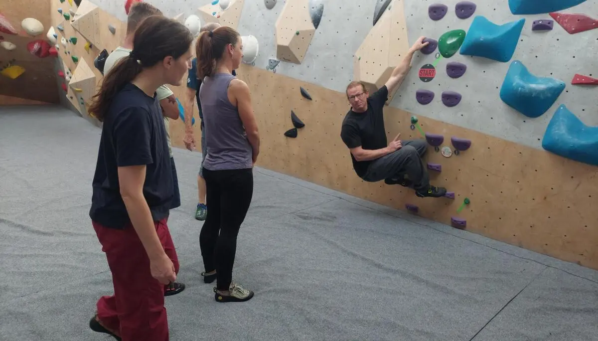 Trainer Alex entspannt am langen Arm | © Isabell Karl