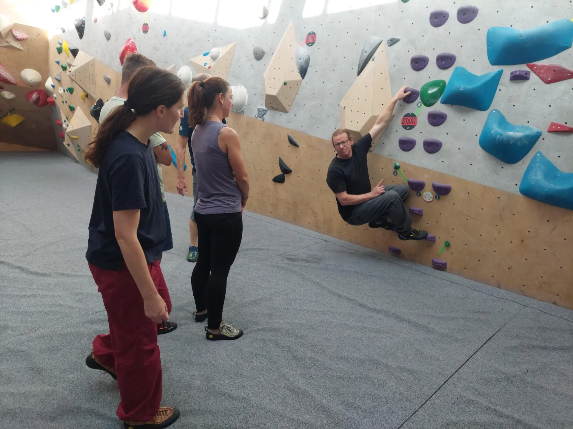 Trainer Alex entspannt am langen Arm | © Isabell Karl