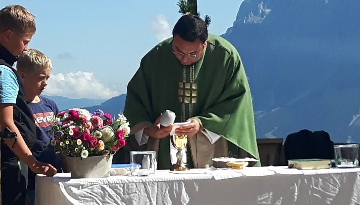 Kaplan Hannig und seine beiden Hilfsministranten | © Ma­rie-Lui­se Hag­mann