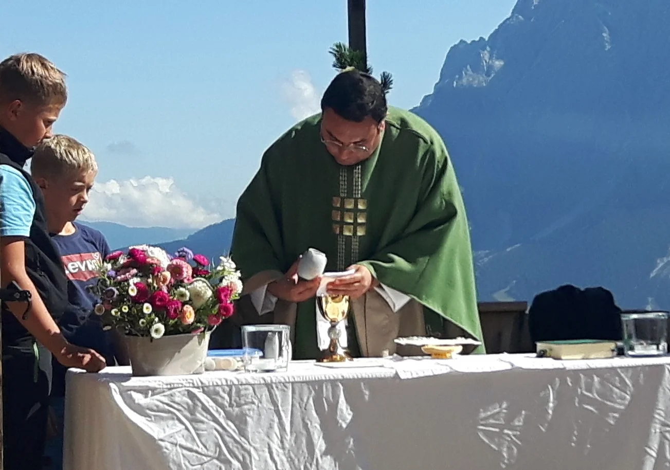 Kaplan Hannig und seine beiden Hilfsministranten | © Ma­rie-Lui­se Hag­mann