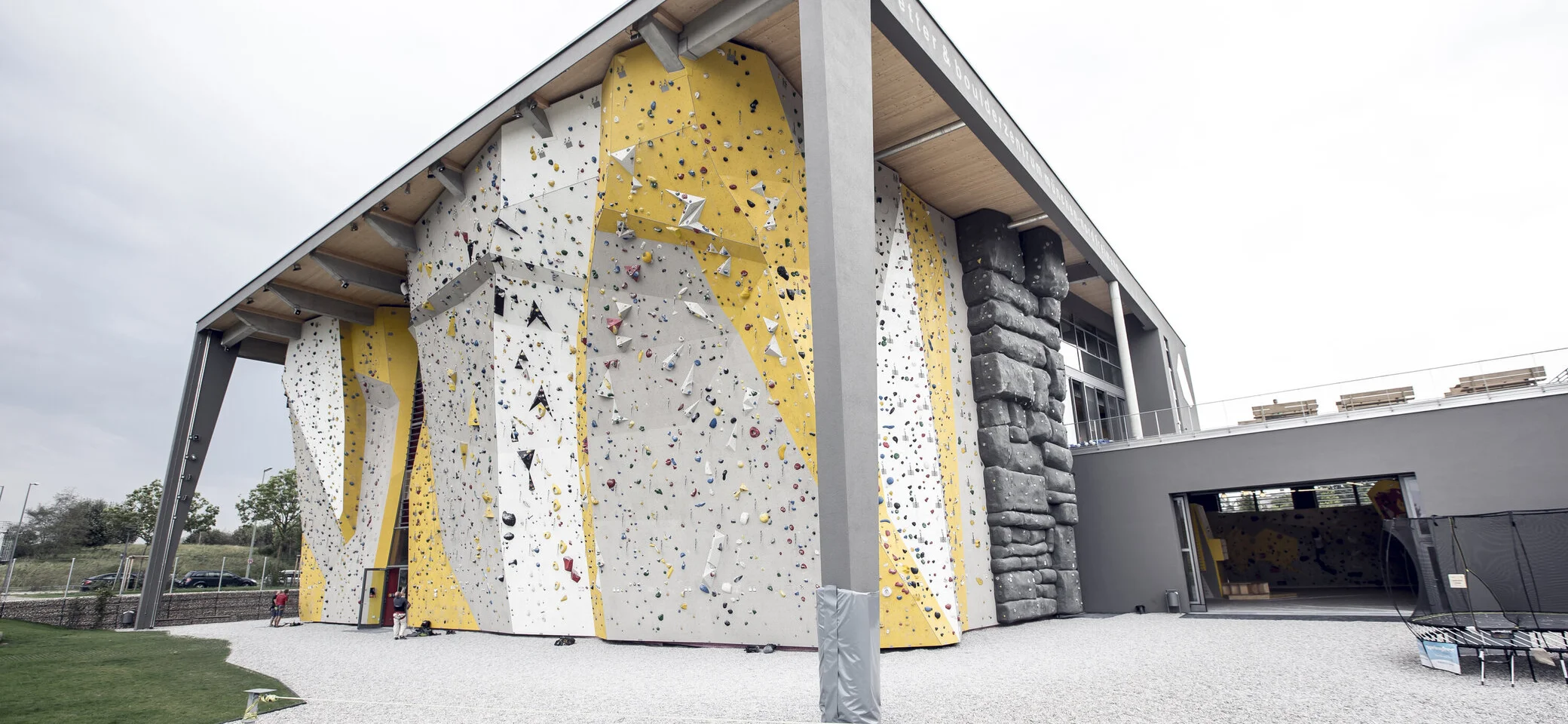 Blick auf den Außenbereich des DAV Kletter- und Boulderzentrum München-Nord. | © DAV/ Hansi Heckmair
