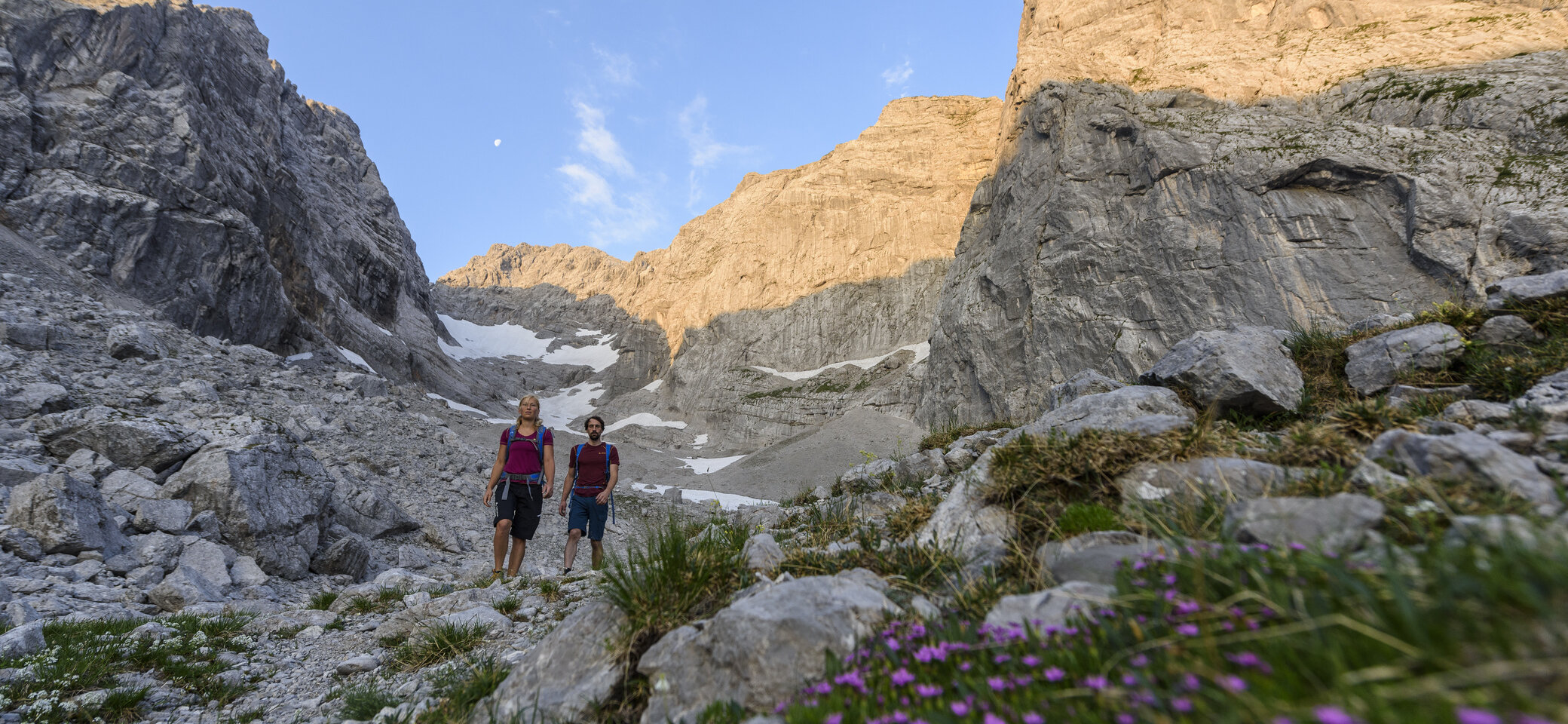 Zwei Wanderer wandern über ein Geröllfeld | © DAV/Wolfgang Ehn